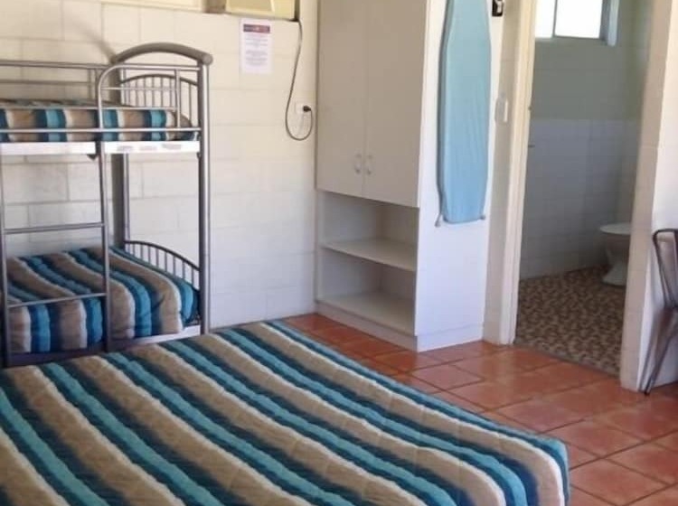 غرفة عائلية, Sunburst Motel