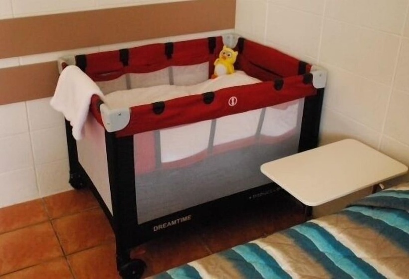 غرفة عائلية, Sunburst Motel