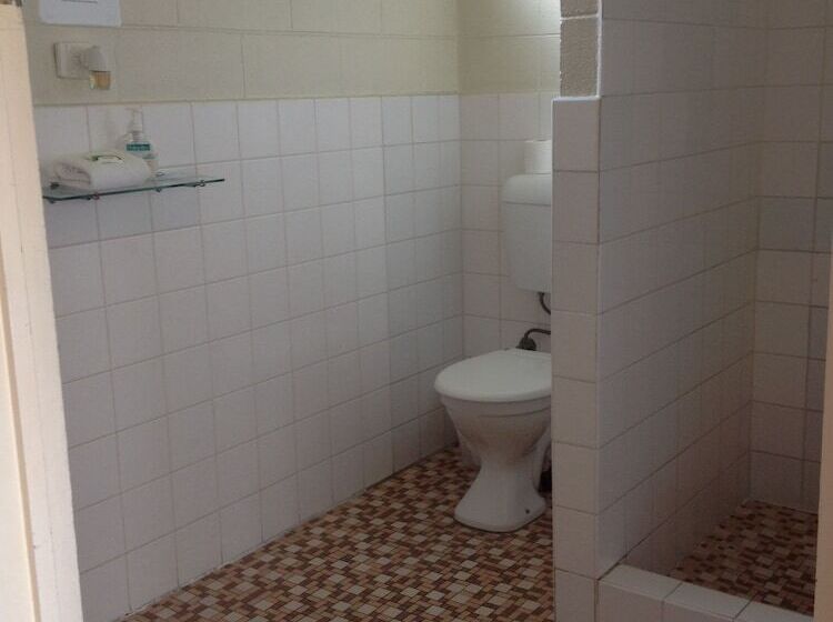 غرفة عائلية, Sunburst Motel