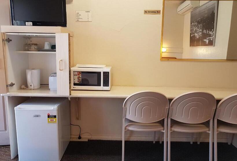 Семейный Номер, Wattle Tree Motel