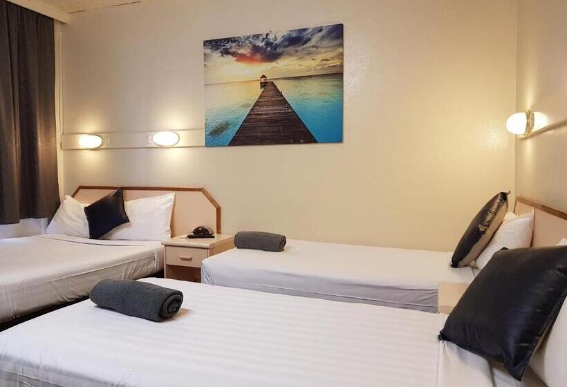 חדר משפחתי, Wattle Tree Motel