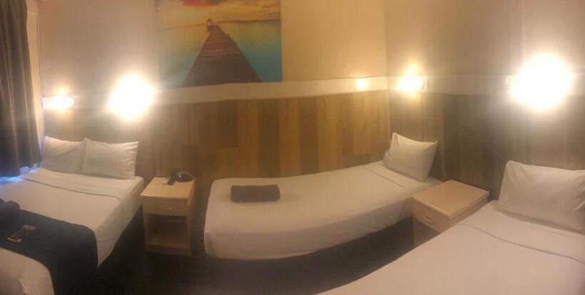 חדר משפחתי, Wattle Tree Motel