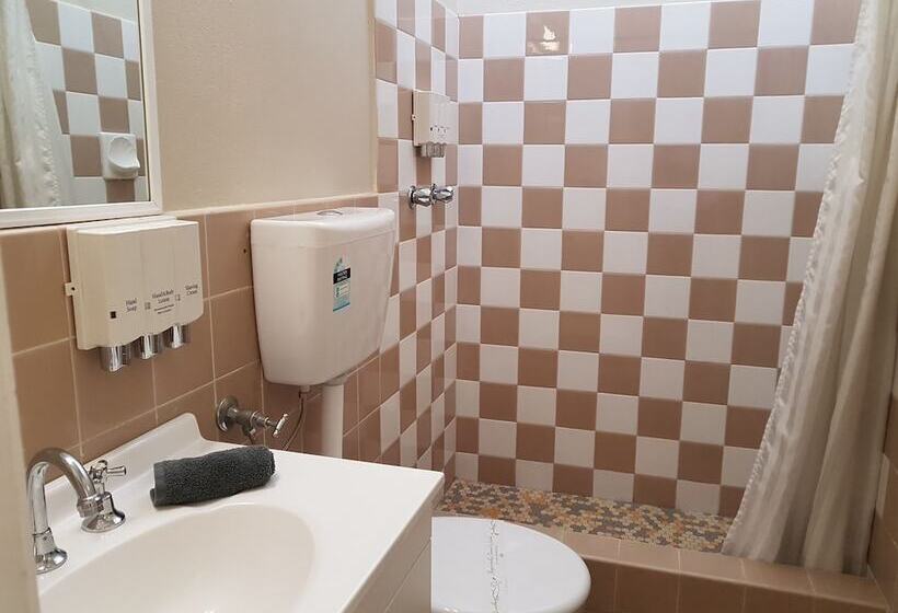 חדר משפחתי, Wattle Tree Motel