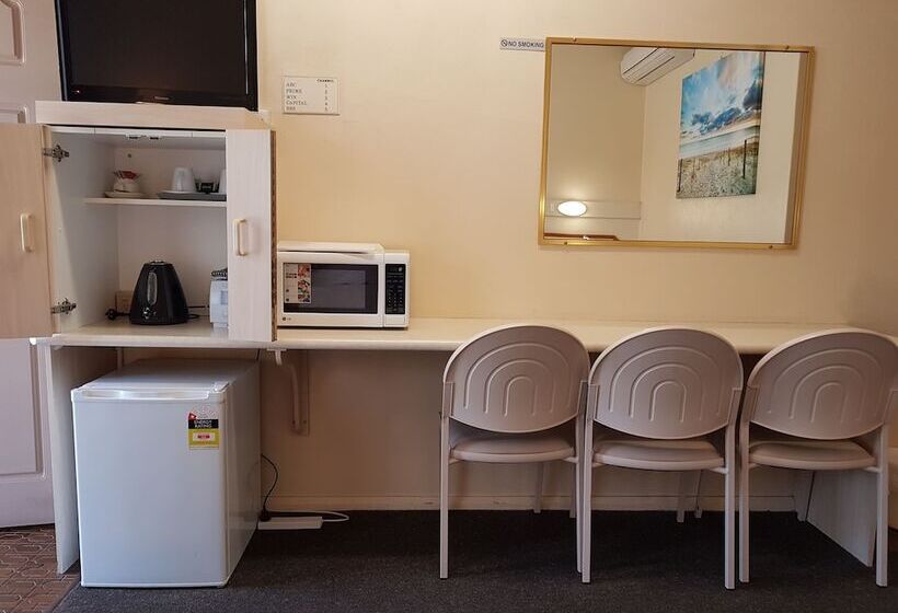 חדר משפחתי, Wattle Tree Motel