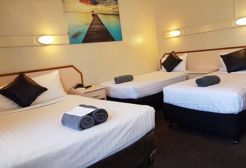 חדר משפחתי, Wattle Tree Motel