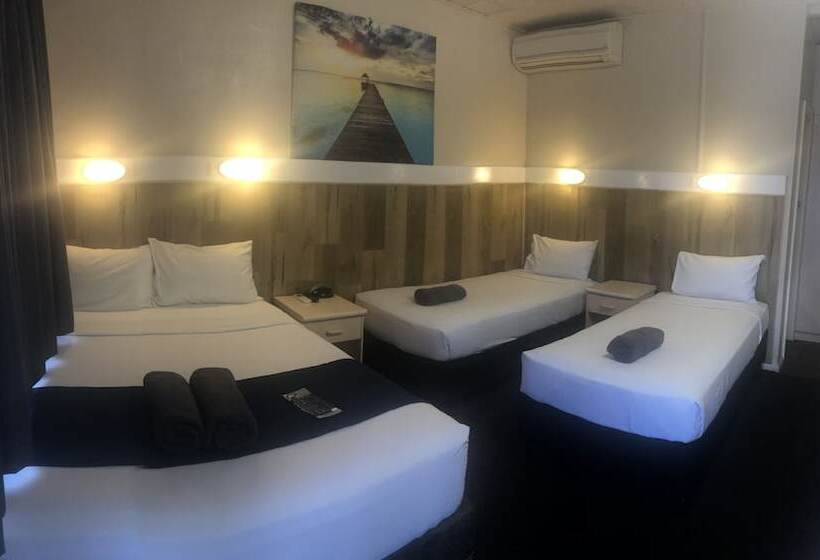 חדר משפחתי, Wattle Tree Motel