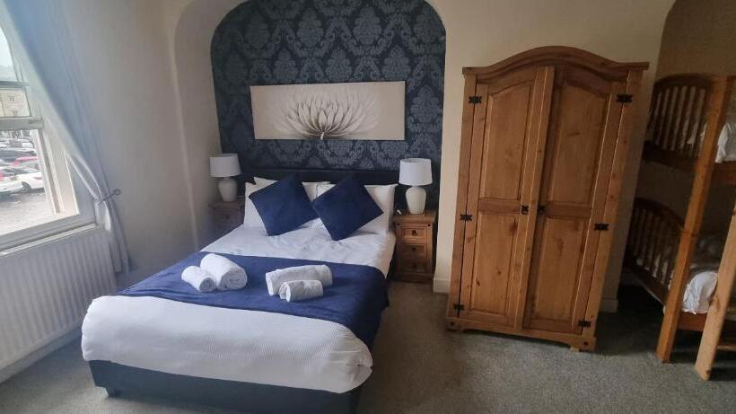 חדר סטנדרט לארבעה, The Bishop Blaize