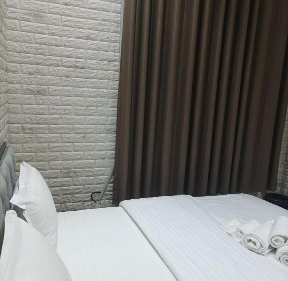 اتاق استاندارد با سرویس بهداشتی مشترک, Golden Trip