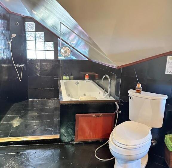 סוויטה משפחתית, Talay Naiharn