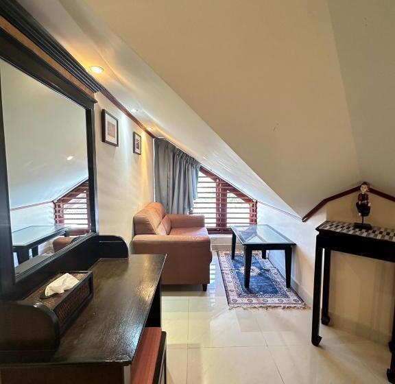 סוויטה משפחתית, Talay Naiharn