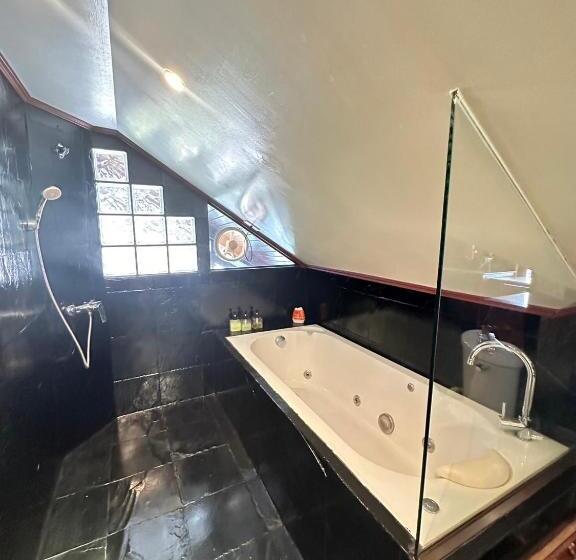 סוויטה משפחתית, Talay Naiharn