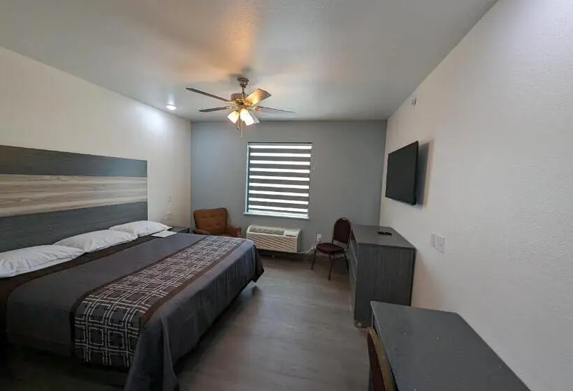 キングサイズベッドのスタンダードルーム, Texas Bungalows Hotel And Hotel Que At I35 Austin Pflugerville