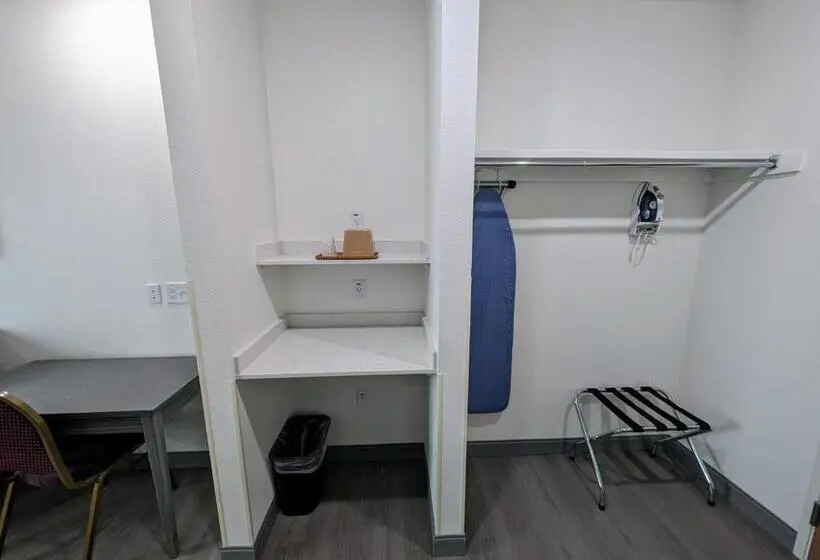 キングサイズベッドのスタンダードルーム, Texas Bungalows Hotel And Hotel Que At I35 Austin Pflugerville