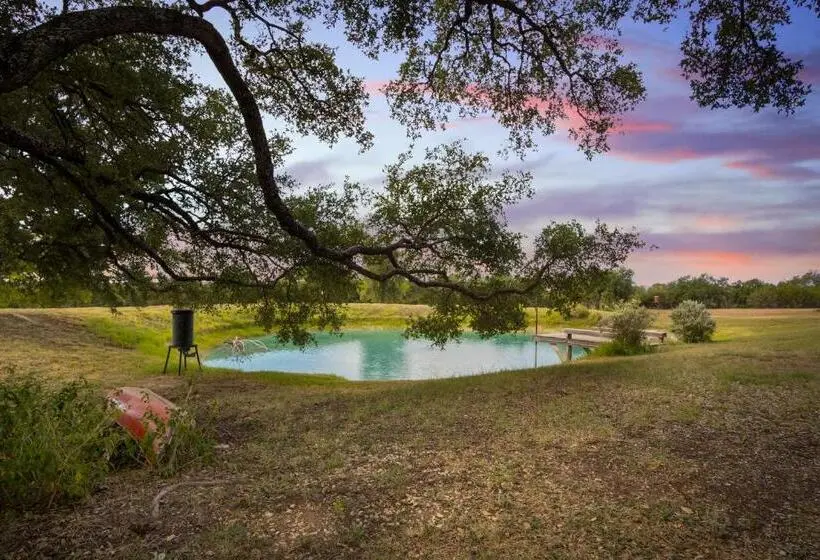 スタンダードルーム, Hill Country Mirage