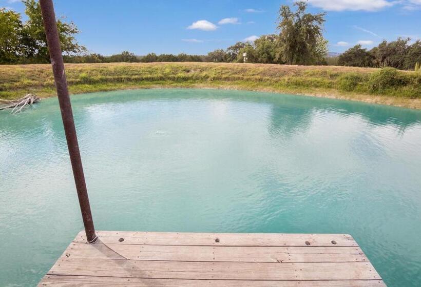 غرفة قياسية, Hill Country Mirage