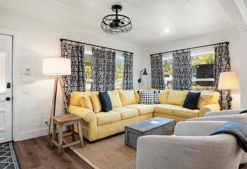 غرفة قياسية, Hill Country Mirage