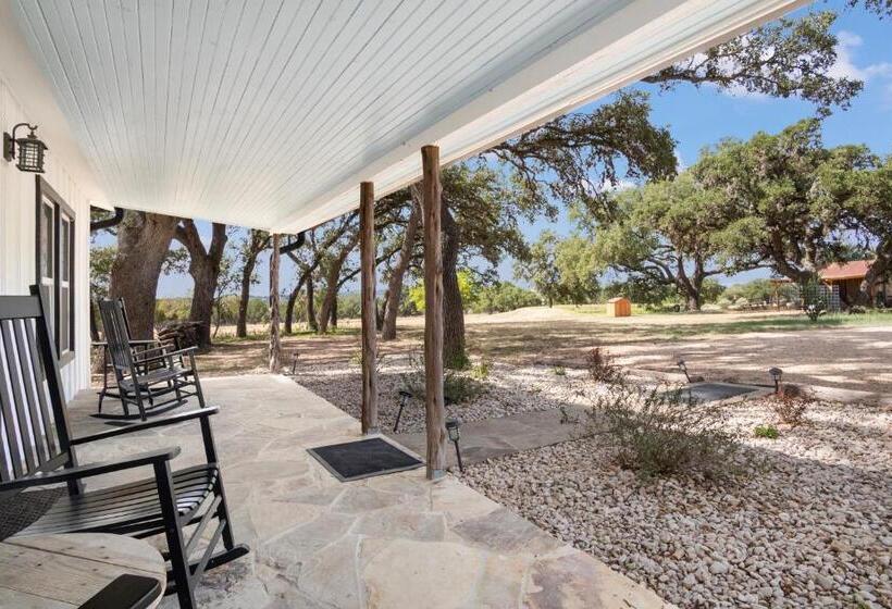 غرفة قياسية, Hill Country Mirage