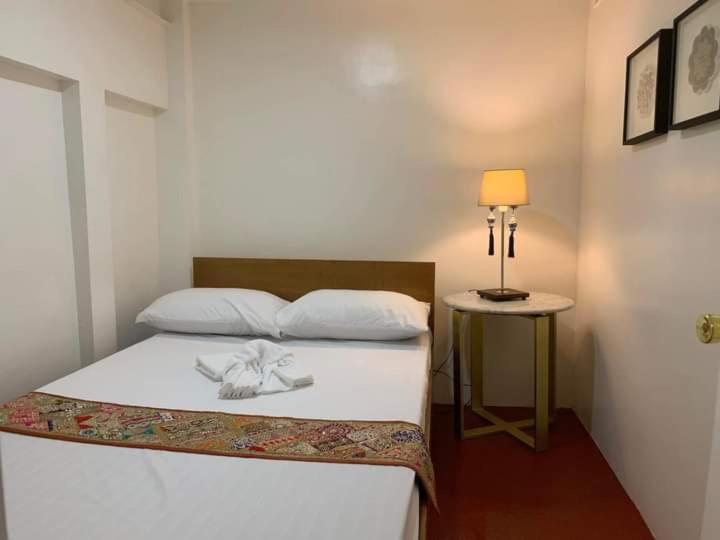 اتاق اکونومی, Courtyard Manila