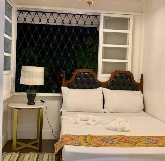 اتاق لوکس, Courtyard Manila