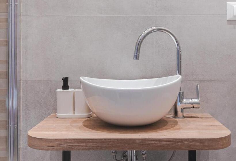 اتاق استاندارد سه نفره, Arcobaleno Trieste Via Udine 19