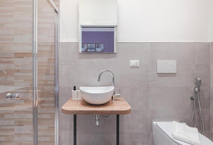 اتاق استاندارد سه نفره, Arcobaleno Trieste Via Udine 19