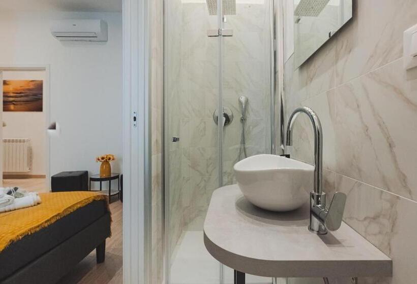 اتاق استاندارد سه نفره, Arcobaleno Trieste Via Udine 19