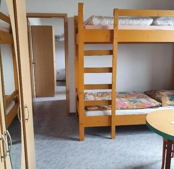 バス共有のスタンダードルーム, Monteurzimmer Alte Schule Heberndorf 1