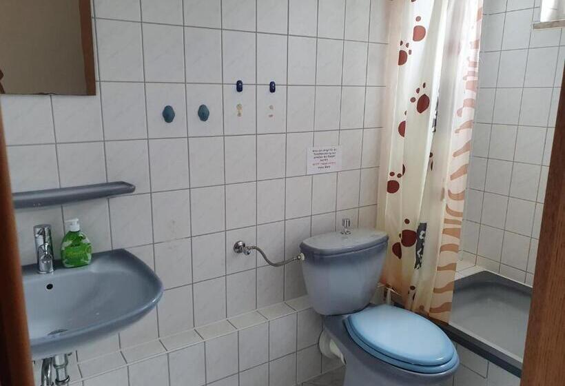 חדר סטנדרט לשלושה עם חדר אמבטיה משוף, Monteurzimmer Alte Schule Heberndorf 1
