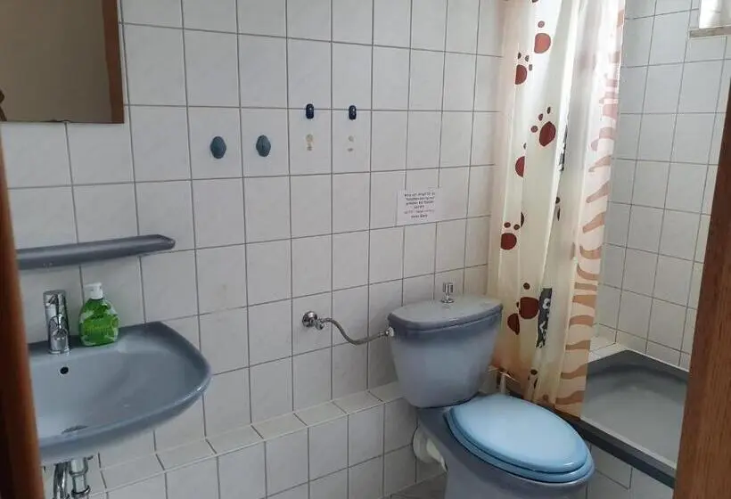 バスルーム共有のトリプルスタンダード, Monteurzimmer Alte Schule Heberndorf 1