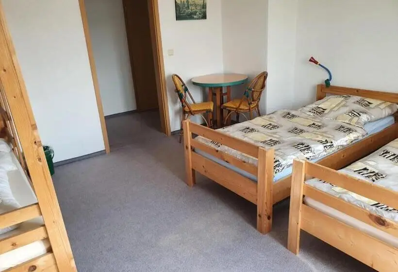 バスルーム共有のトリプルスタンダード, Monteurzimmer Alte Schule Heberndorf 1