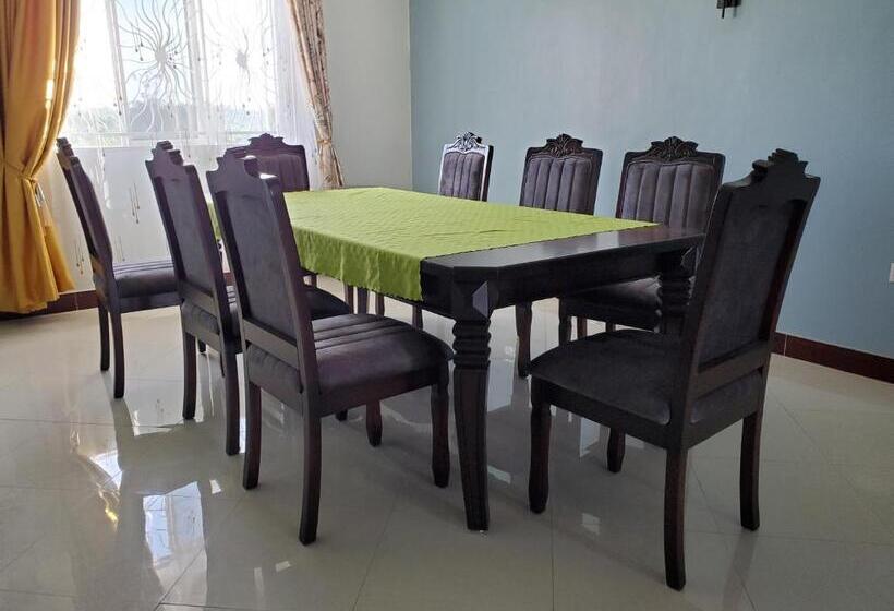 اتاق لوکس, Bigodi Community Lodge