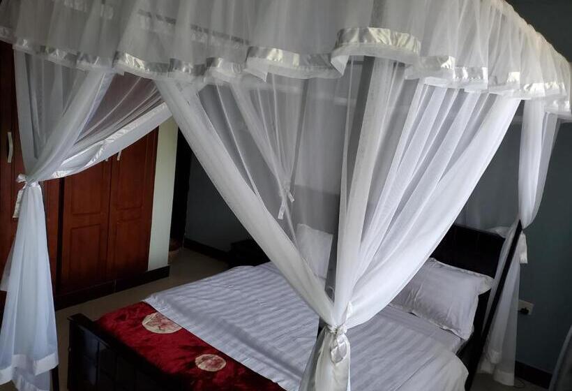 اتاق لوکس, Bigodi Community Lodge