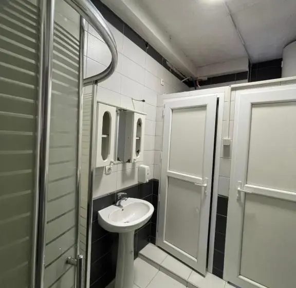 اتاق لوکس با تخت بزرگ, Newborn Comfort Hostel The Biggest Hostel Of Town With Best Location