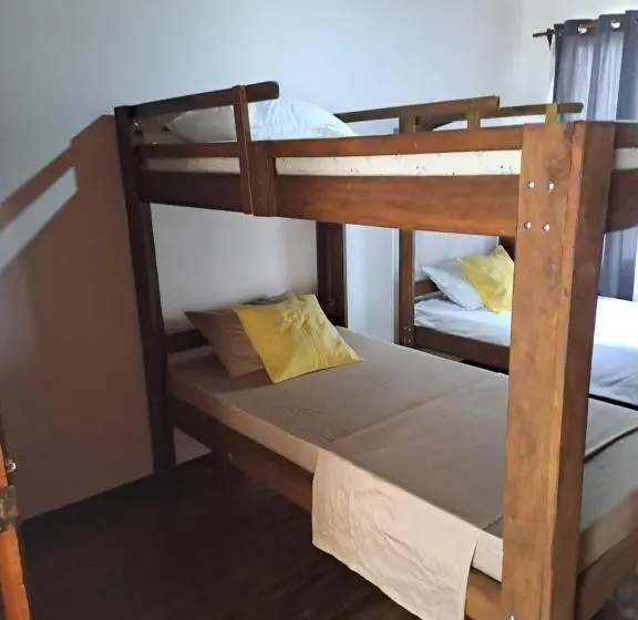 اتاق چهار تخته با دستشویی مشترک, Hostel Casa Mar