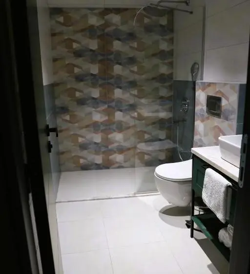 デラックスの4人部屋, Aybek Ratio