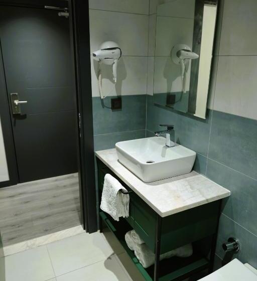 Pokój Deluxe Trzyosobowy, Aybek Ratio