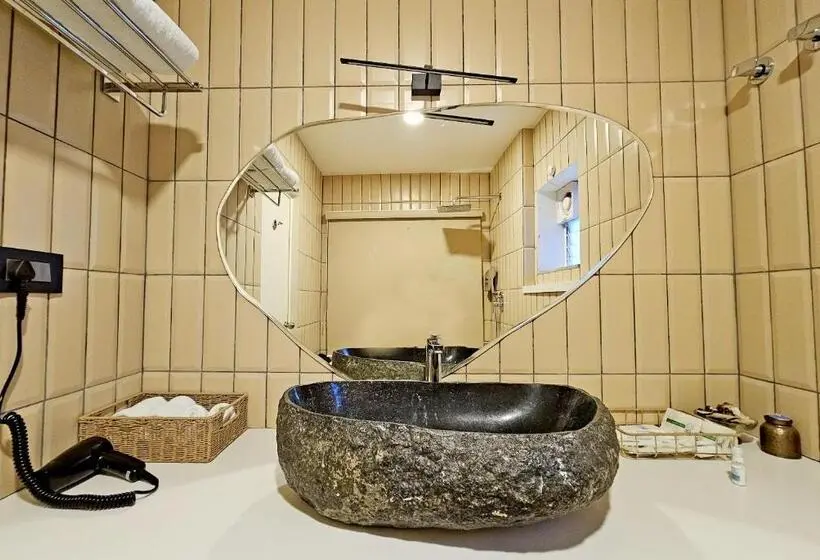 سوییت با چشم‌انداز دریا, Sea Gadabout   Seaside Stays