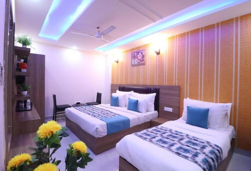 סוויטה משפחתית, The Infinity Near Delhi Airport