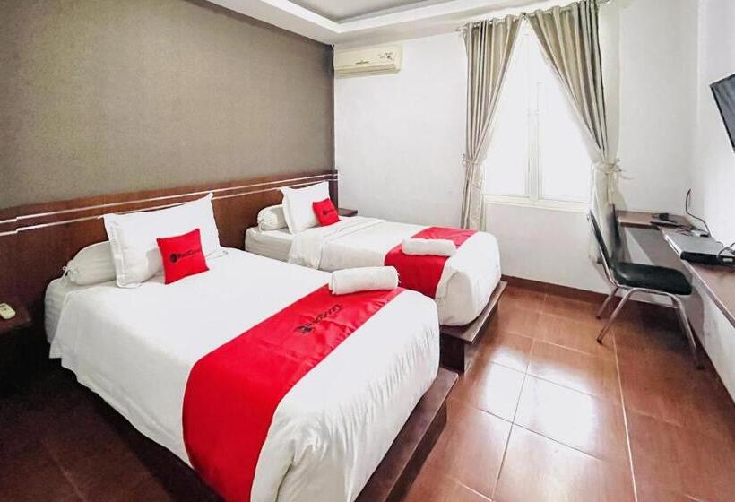 Номер Deluxe, Reddoorz @ Best Hotel Jalan Dr. Sutomo Siantar