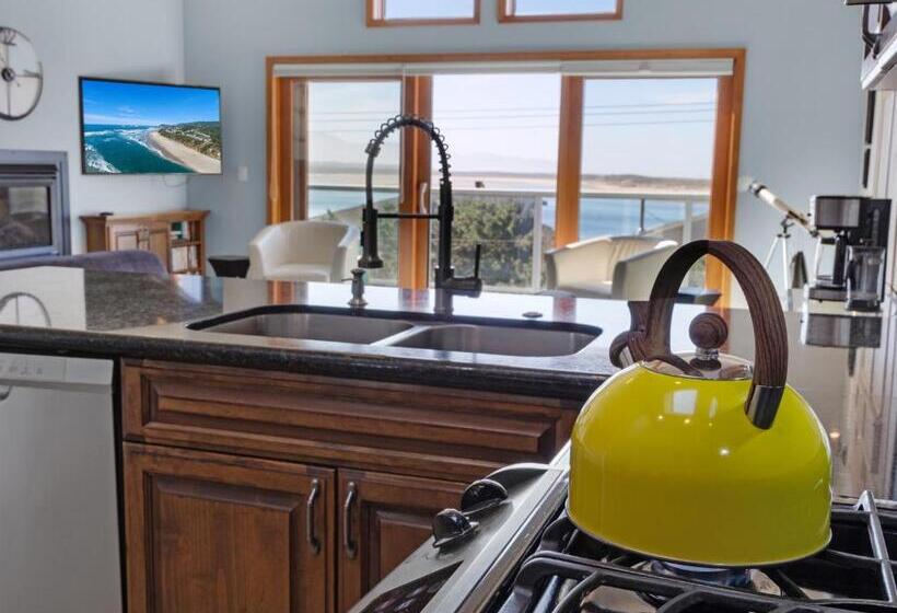 Дом 2 Спальни, Shoreline Solace: Ocean View Townhouse Tillamook