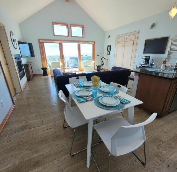 Дом 2 Спальни, Shoreline Solace: Ocean View Townhouse Tillamook