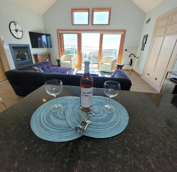 Дом 2 Спальни, Shoreline Solace: Ocean View Townhouse Tillamook