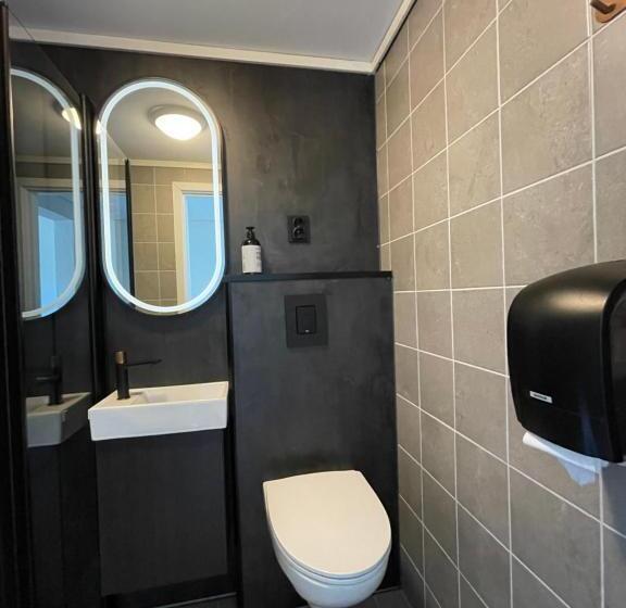 חדר משפחתי, Oppdalsporten Motell