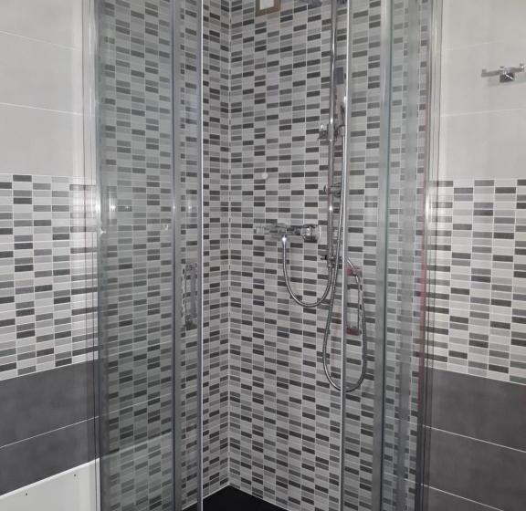 غرفة قياسية ثلاثية, B&b Casa Taty