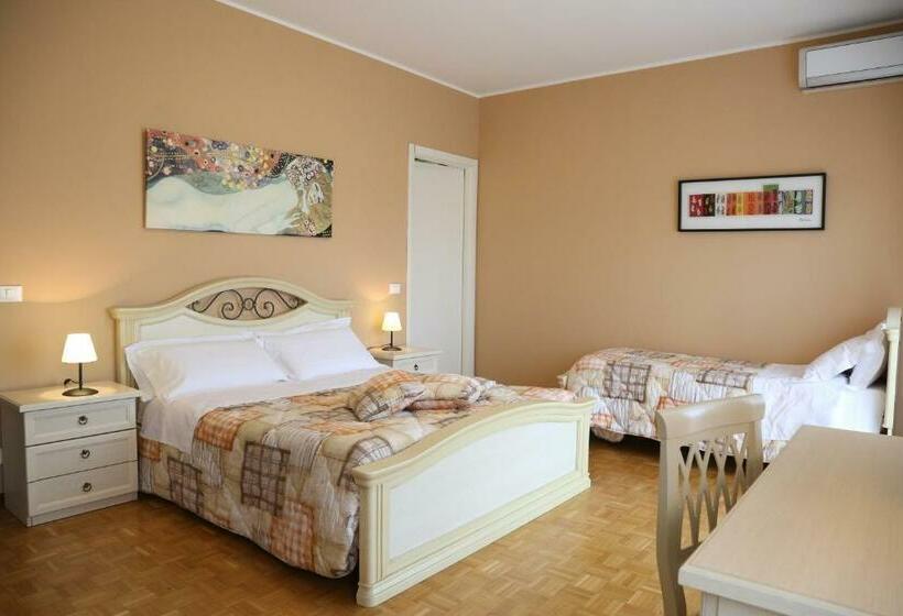 غرفة قياسية ثلاثية مزودة بشرفة, B&b Da Lu