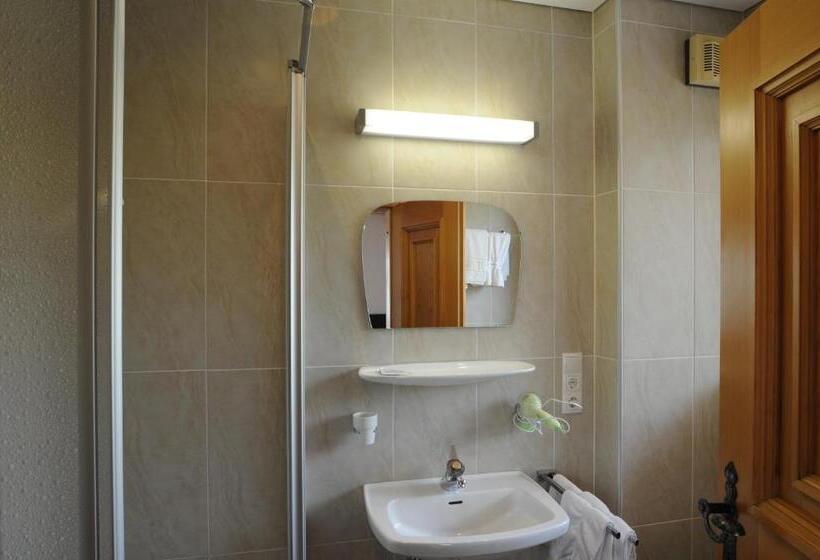 חדר סטנדרט לשלושה עם מרפסת, B&b Hotel Heidi