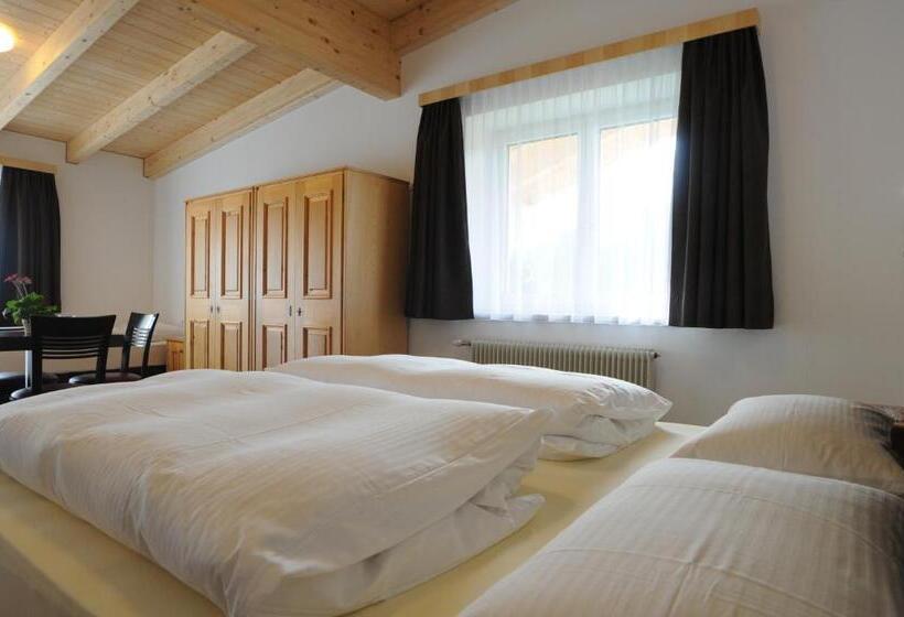 חדר סטנדרט לשלושה עם מרפסת, B&b Hotel Heidi