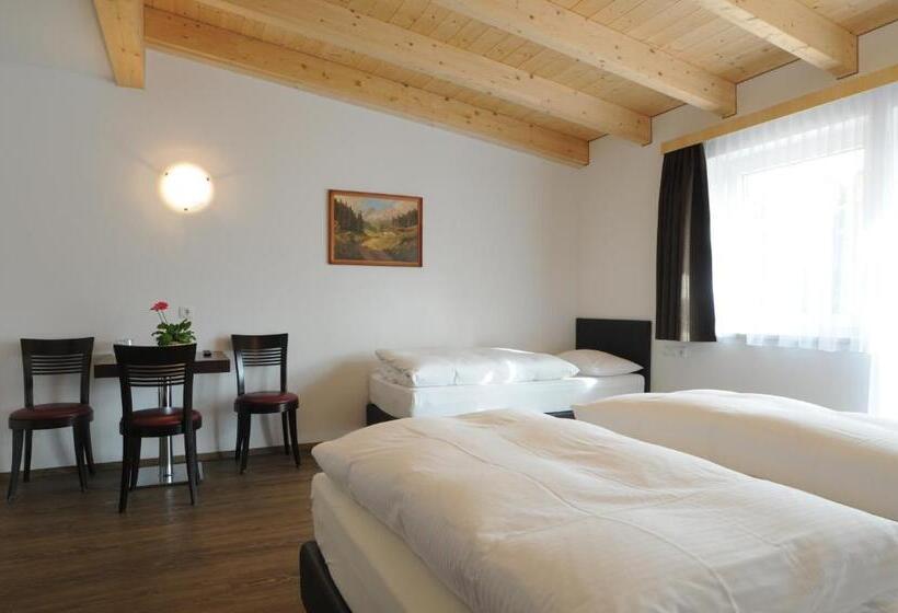 חדר סטנדרט לשלושה עם מרפסת, B&b Hotel Heidi