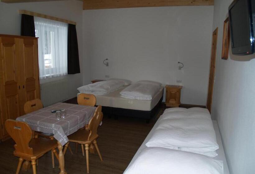 חדר לארבעה סטנדרטי עם מרפסת, B&b Hotel Heidi