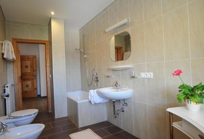 חדר לארבעה סטנדרטי עם מרפסת, B&b Hotel Heidi